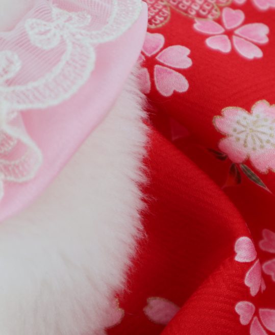 七五三 1〜2歳女の子用被布[かわいい系] 白にピンクの花飾り (着物)赤に毬と桜No.81H